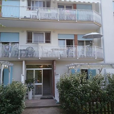 Casa Marialuigia - Appartamenti Solo Per Famiglie Лидо-ди-Езоло Экстерьер фото