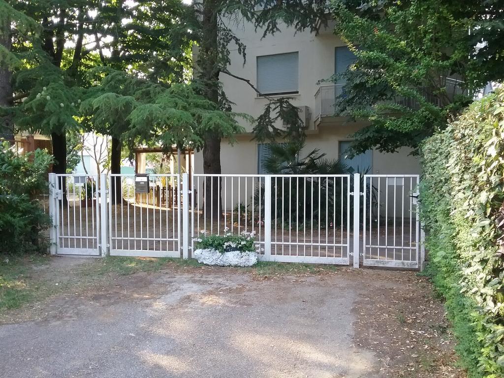 Casa Marialuigia - Appartamenti Solo Per Famiglie Лидо-ди-Езоло Экстерьер фото