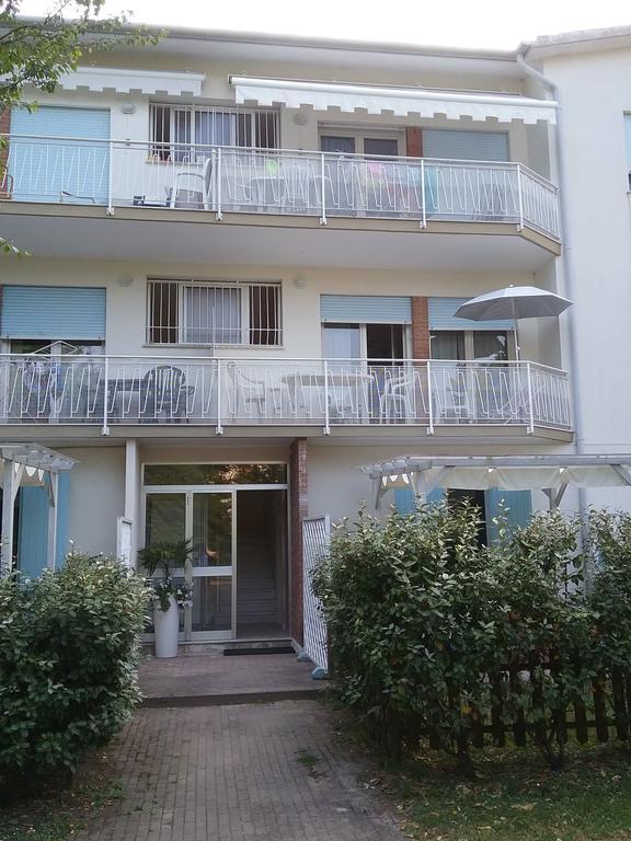 Casa Marialuigia - Appartamenti Solo Per Famiglie Лидо-ди-Езоло Экстерьер фото